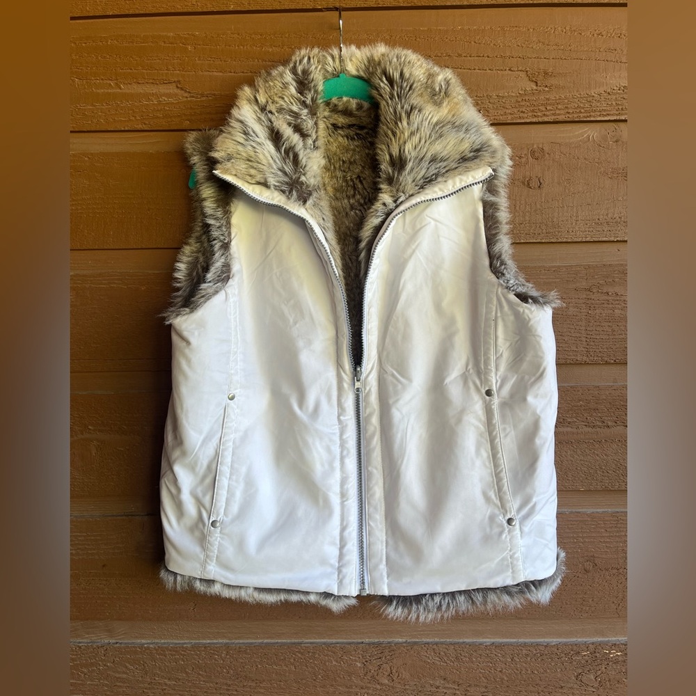 Weatherproof women’s size large reversible vest.